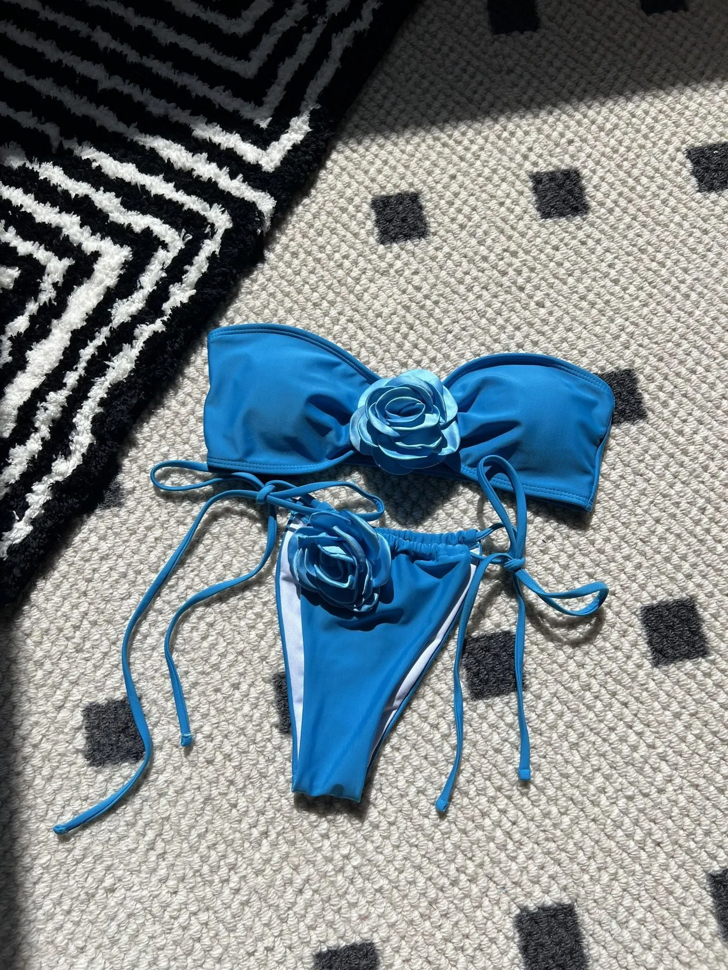 Solid colour women's swimsuit with tube top design and adjustable drawstring straps