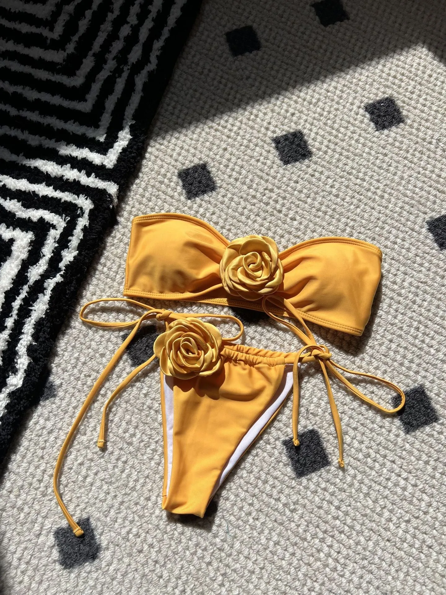 Solid colour women's swimsuit with tube top design and adjustable drawstring straps