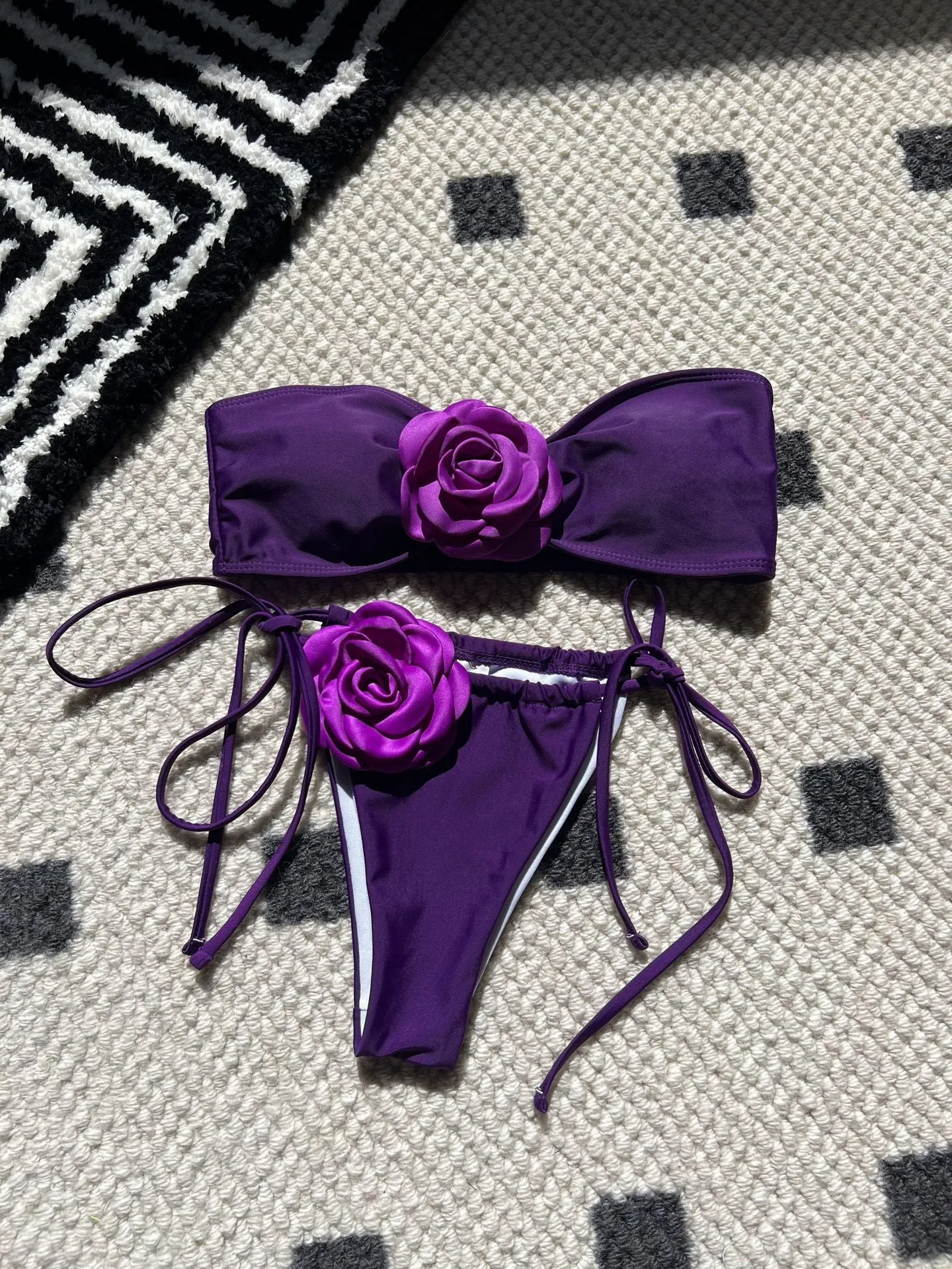 Solid colour women's swimsuit with tube top design and adjustable drawstring straps