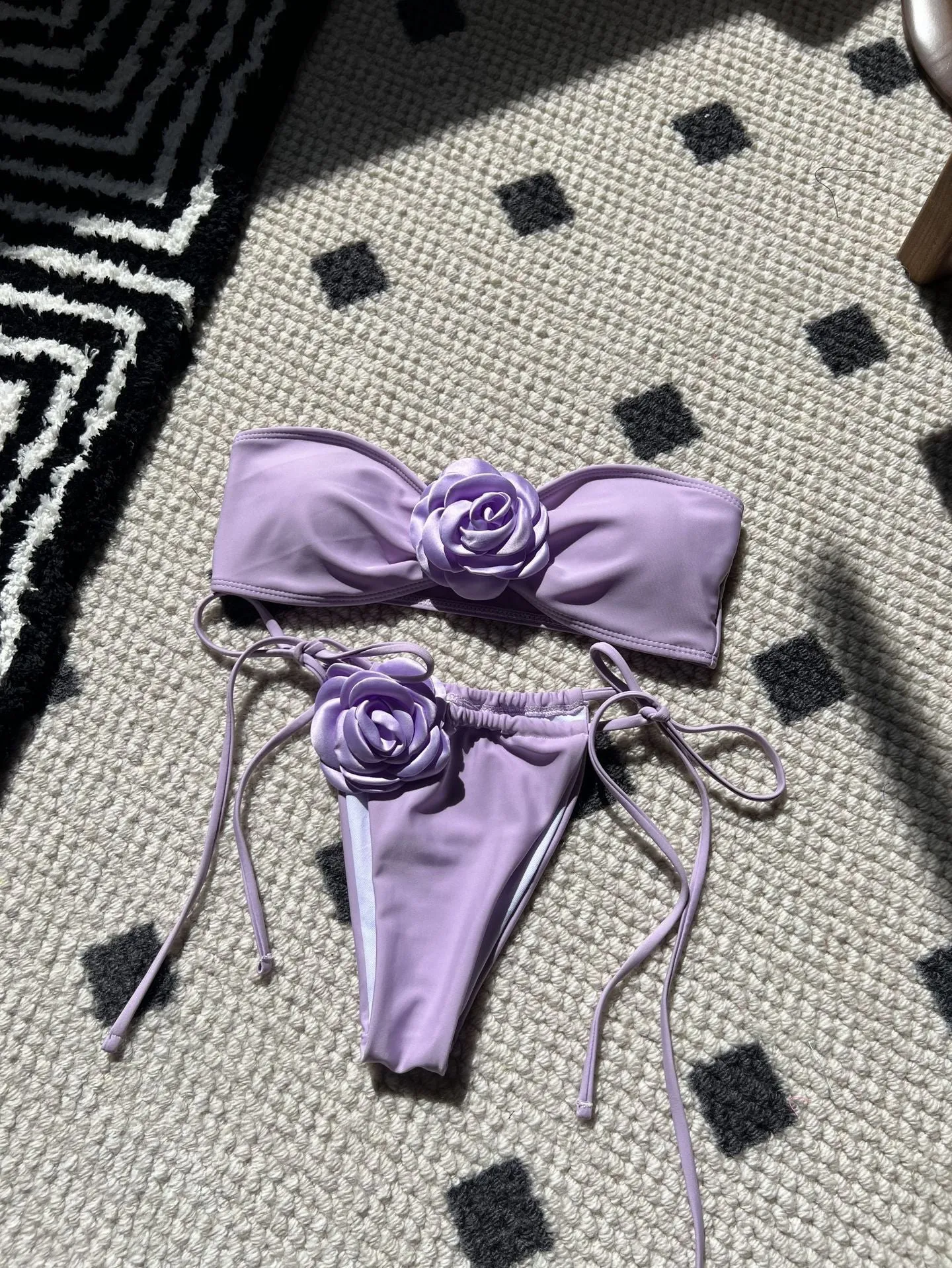 Solid colour women's swimsuit with tube top design and adjustable drawstring straps
