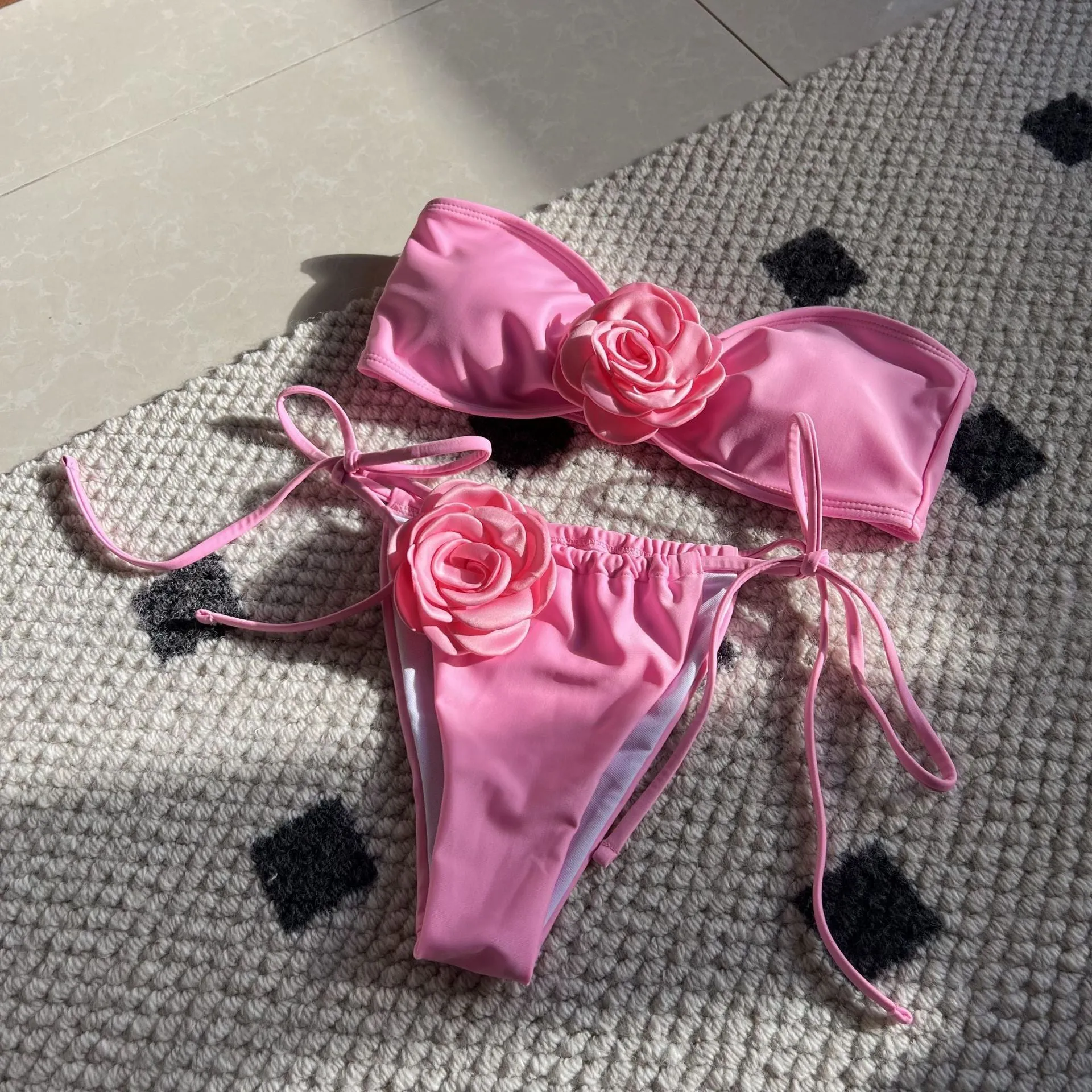 Solid colour women's swimsuit with tube top design and adjustable drawstring straps