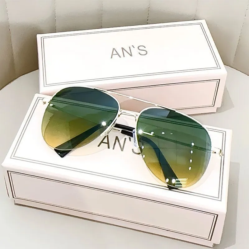 Metal frame aviator sunglasses with UV protection resin lenses in multiple colour options