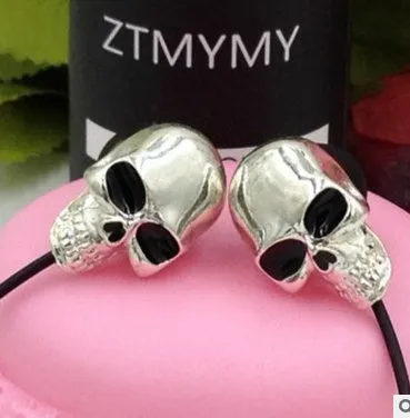 MYMY in-ear skull headphones with metal bones and Devil Christmas earplugs wired black