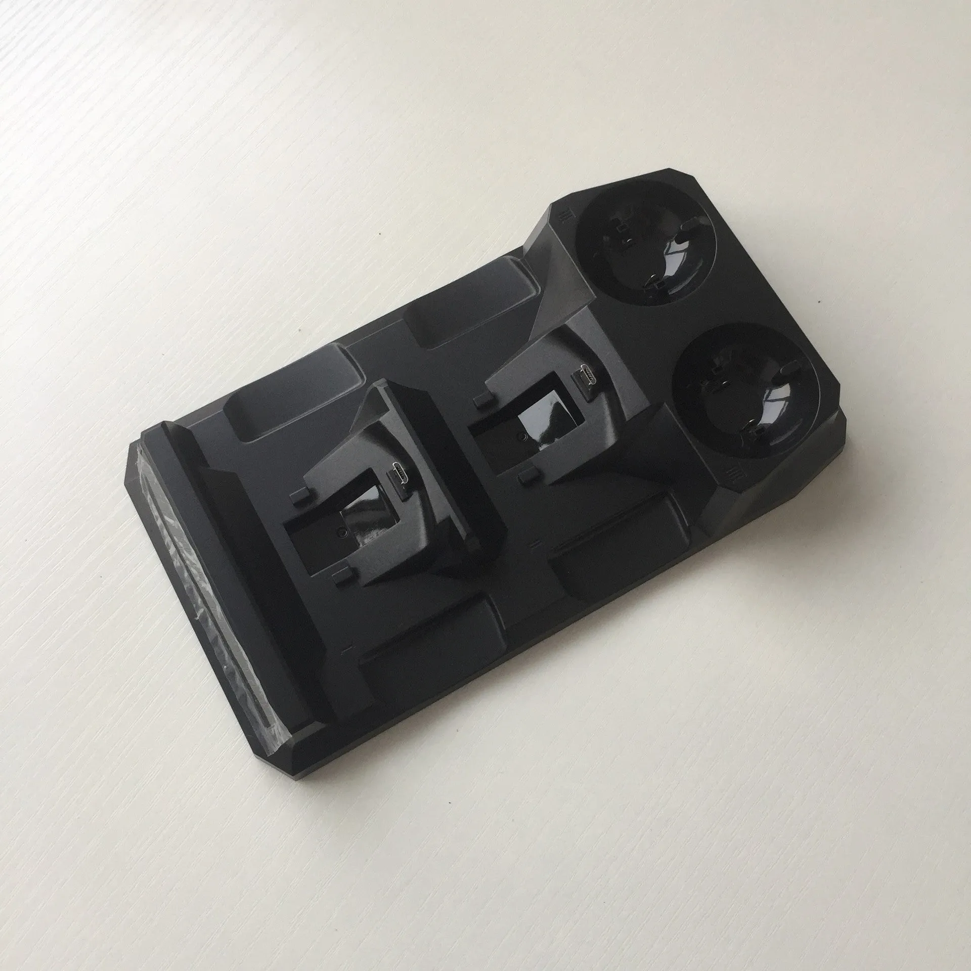 PS4 multifunctional handle charger in black with four slots for PS4 and PSmove controllers and Micro USB cable