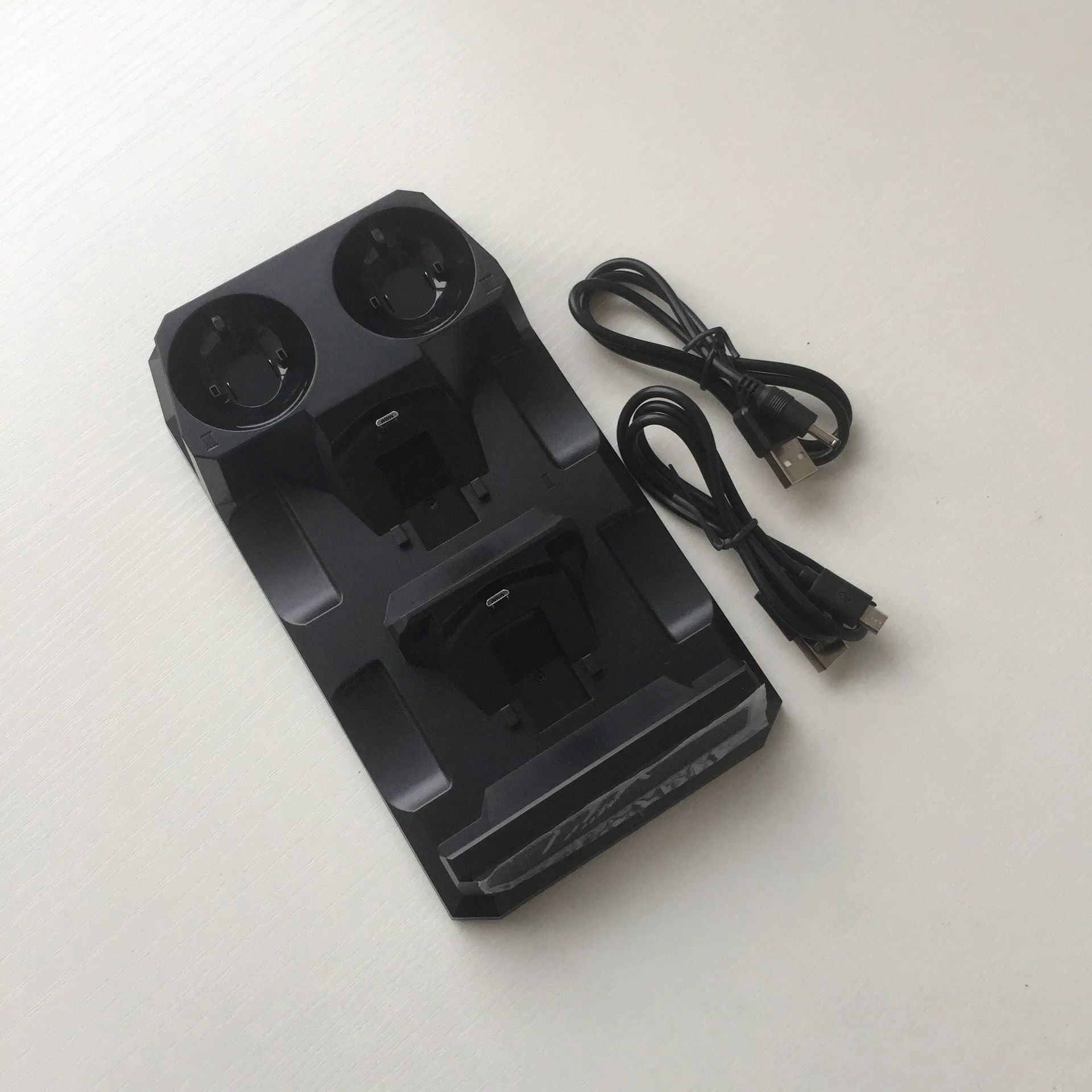 PS4 multifunctional handle charger in black with four slots for PS4 and PSmove controllers and Micro USB cable