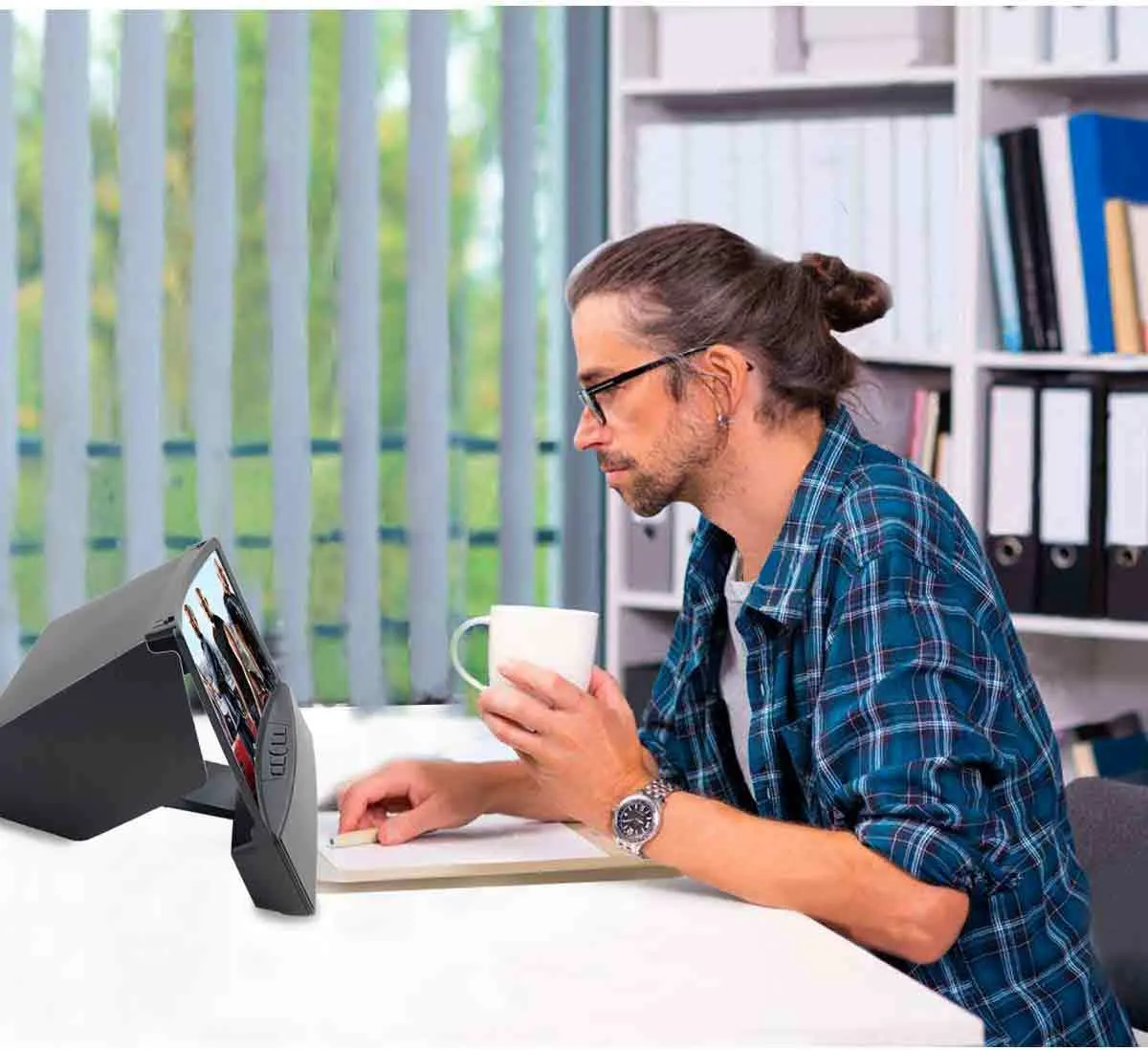 10 inch curved acrylic mobile phone screen magnifier with black ABS shell and integrated Bluetooth speaker, set on a table with a phone inside