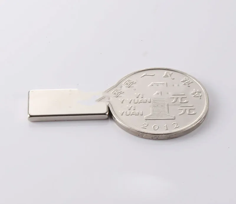 Silver neodymium magnet piece N35 41.8kJ/m³ strong suction for packaging boxes and shells