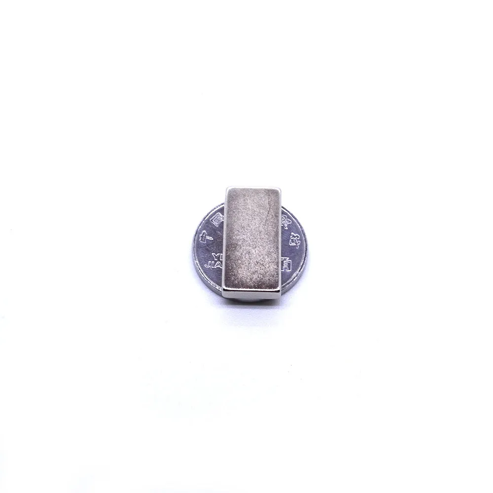 Silver neodymium magnet piece N35 41.8kJ/m³ strong suction for packaging boxes and shells