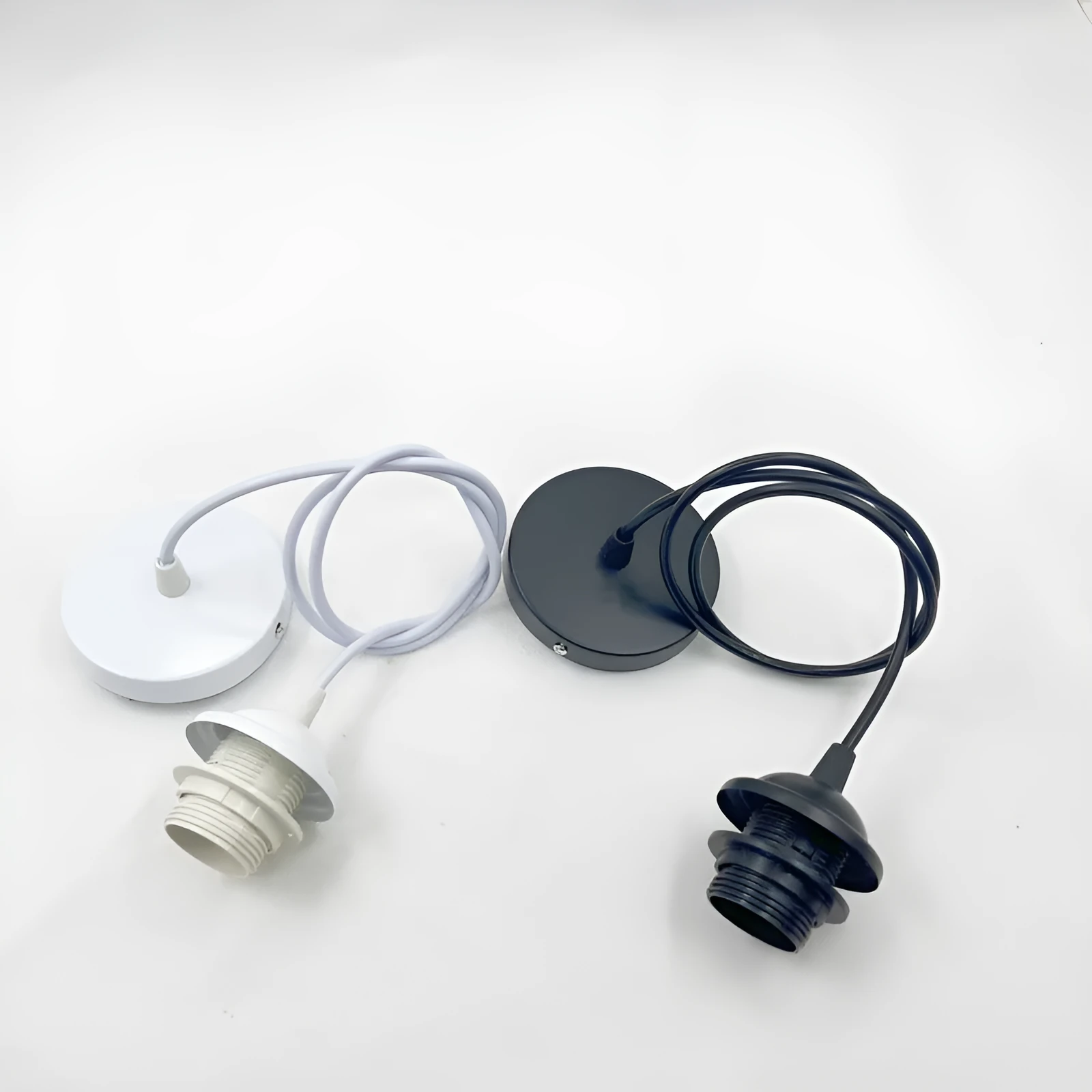White plastic E27 lamp holder with full tooth socket and 2.5-metre hanging wire for ceiling light accessory