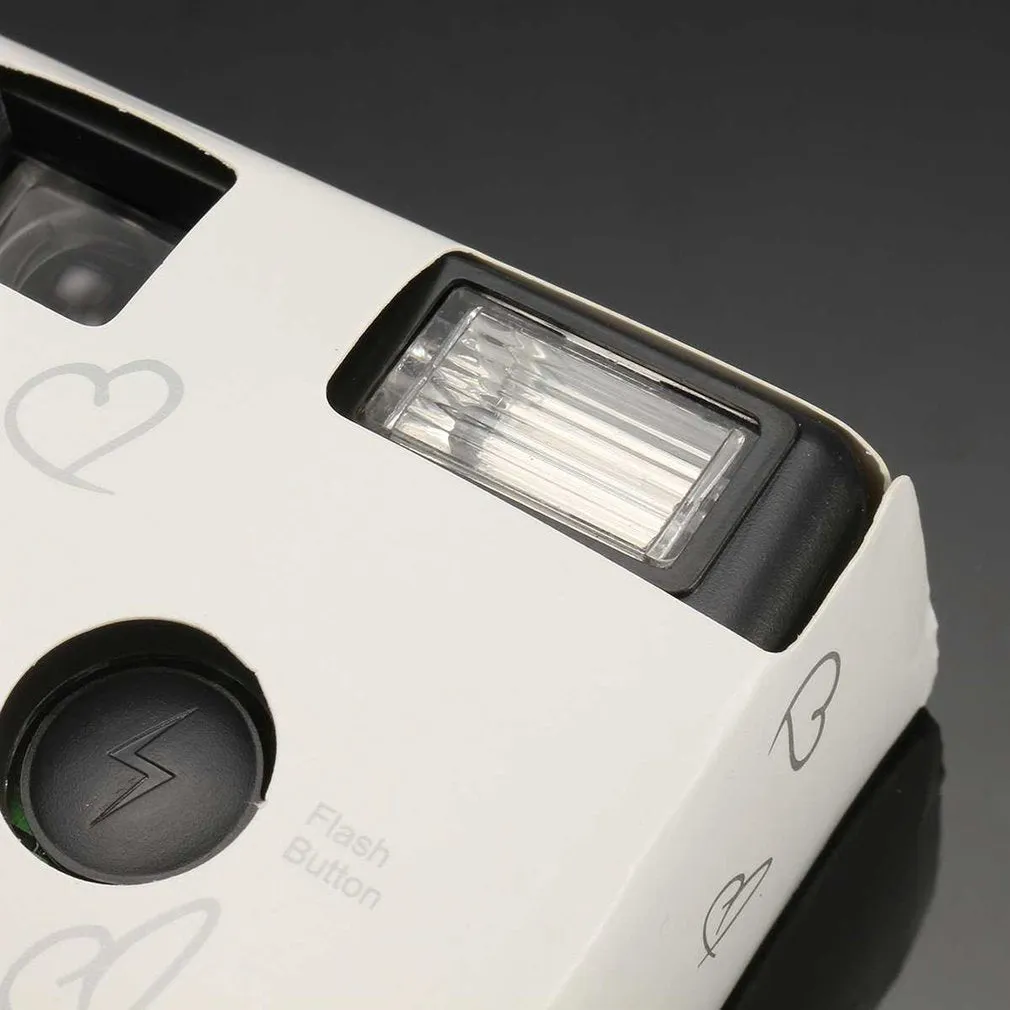 White disposable film camera with manual operation and 3x optical zoom, compact 11.5x6.0x3.3cm size