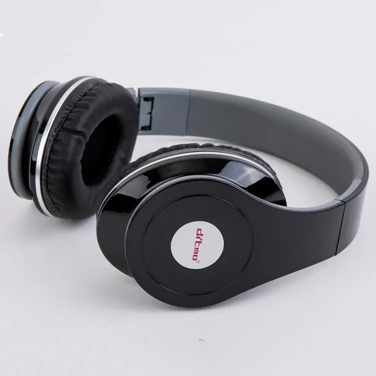 Wired gaming headphone over-ear style heavy bass with inline control microphone on white background
