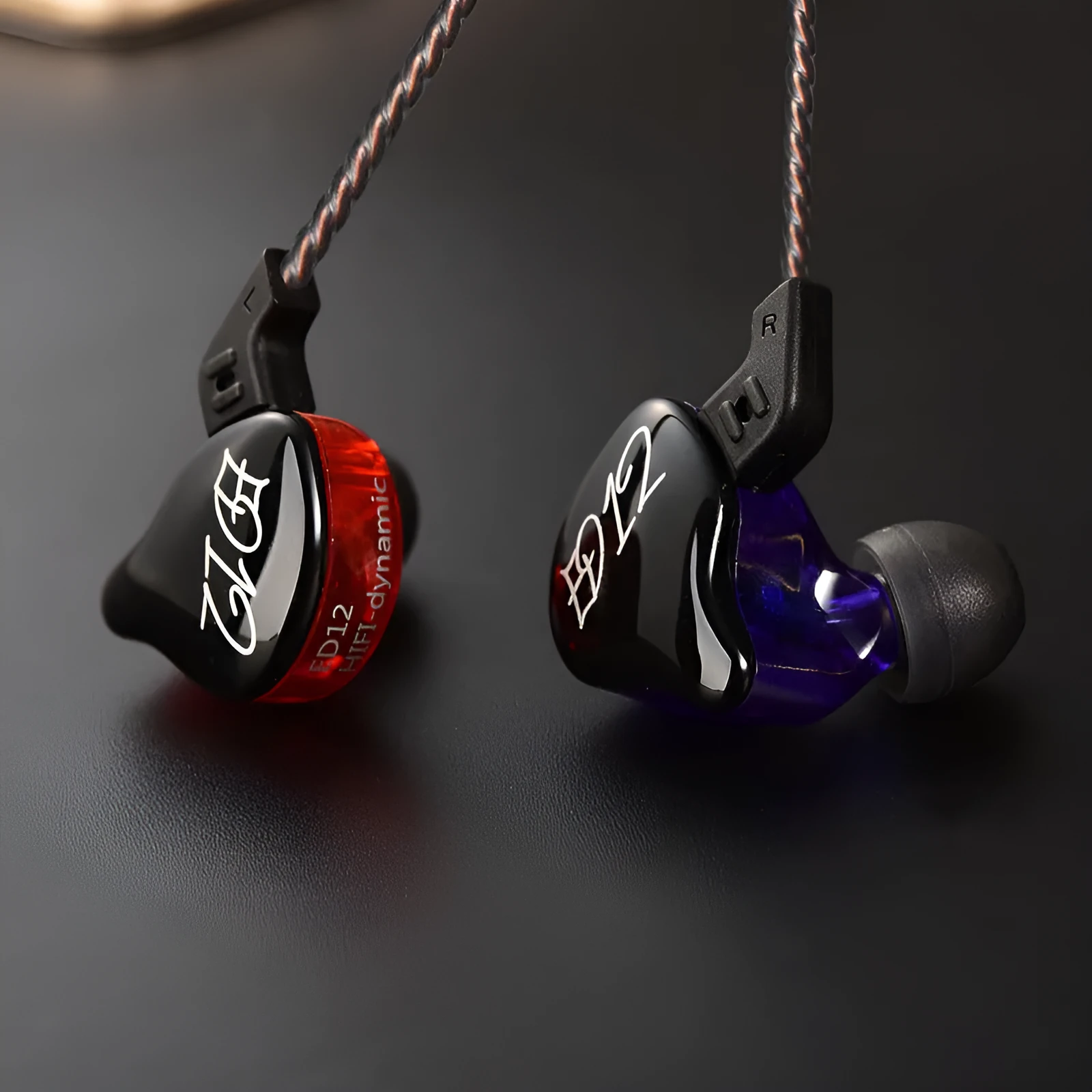 In-ear wired headphones subwoofer HIFI with microphone and 3.5mm L-bend plug on a flat surface