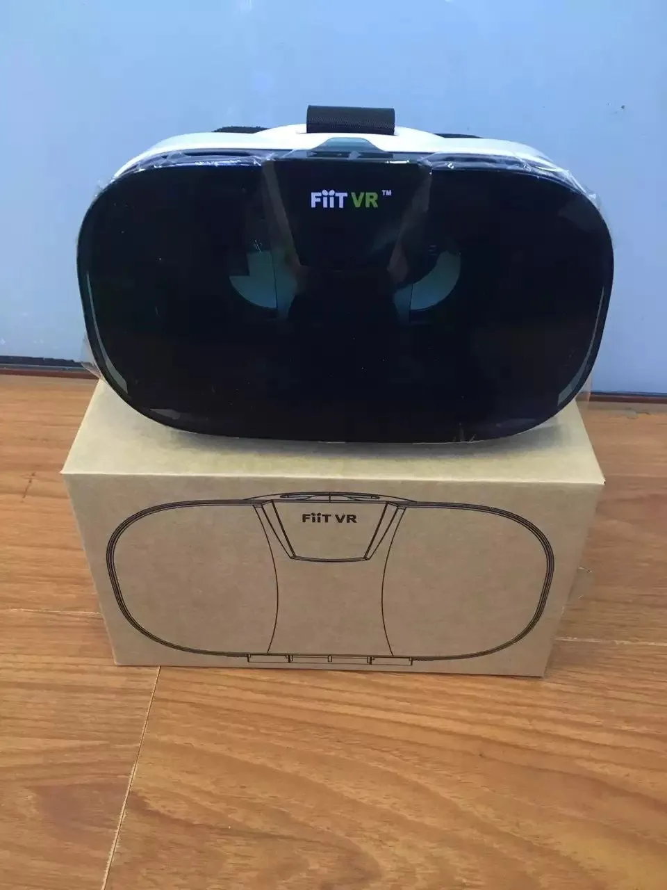 Black and white resin mobile phone VR helmet 3D glasses head-mounted 545g