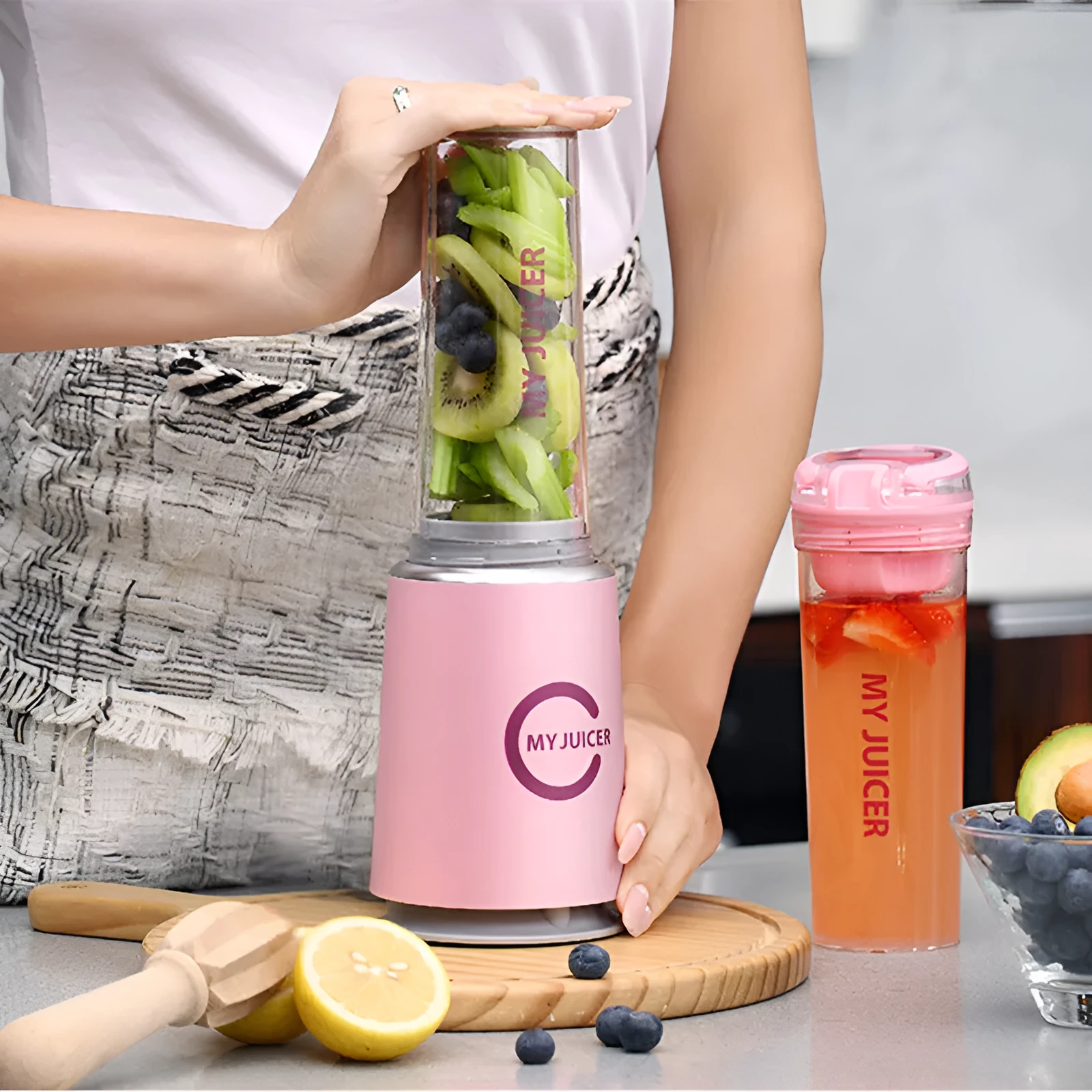Multi function juicer in black with round feeding port and pulp box for home use