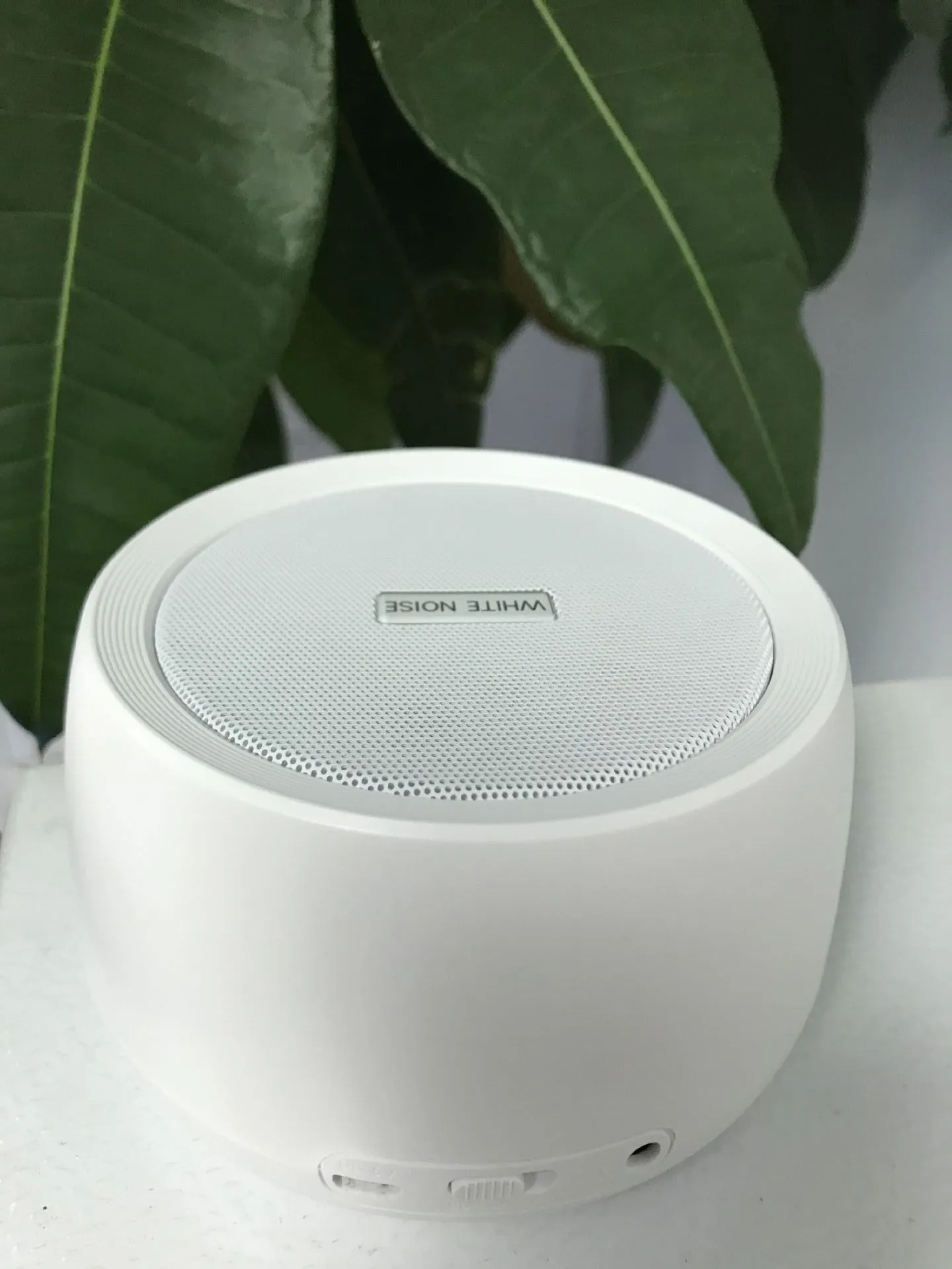 White noise sleep aid machine in white, USB powered, dimensions 110 x 110 x 62mm
