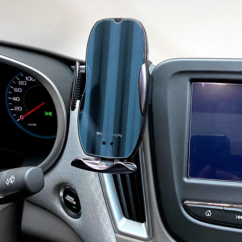 Qi wireless car charger mount in vertical design for 10W fast charging on iPhone 12 Pro Max and Samsung phones.