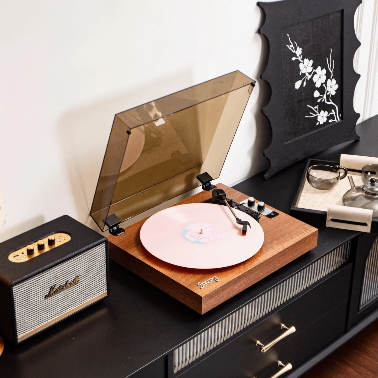 Star Speaker retro Bluetooth vinyl record player in walnut finish with lid closed