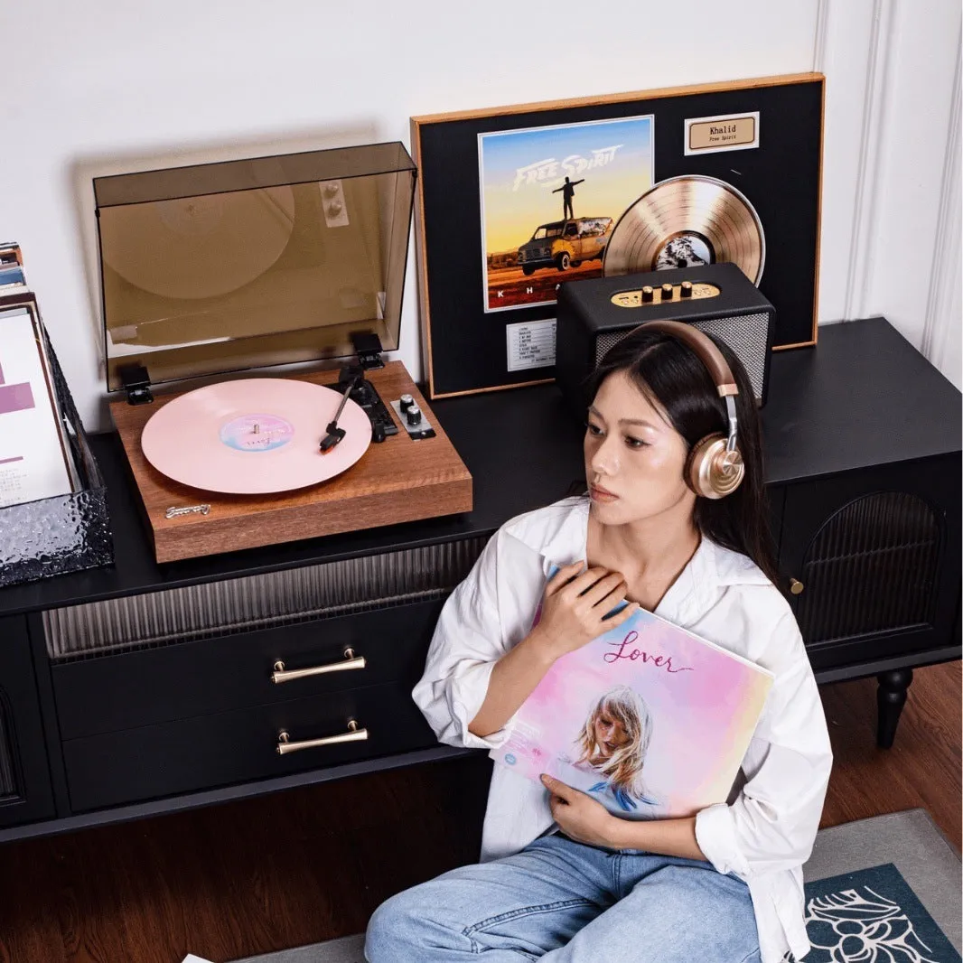 Star Speaker retro Bluetooth vinyl record player in walnut finish with lid closed