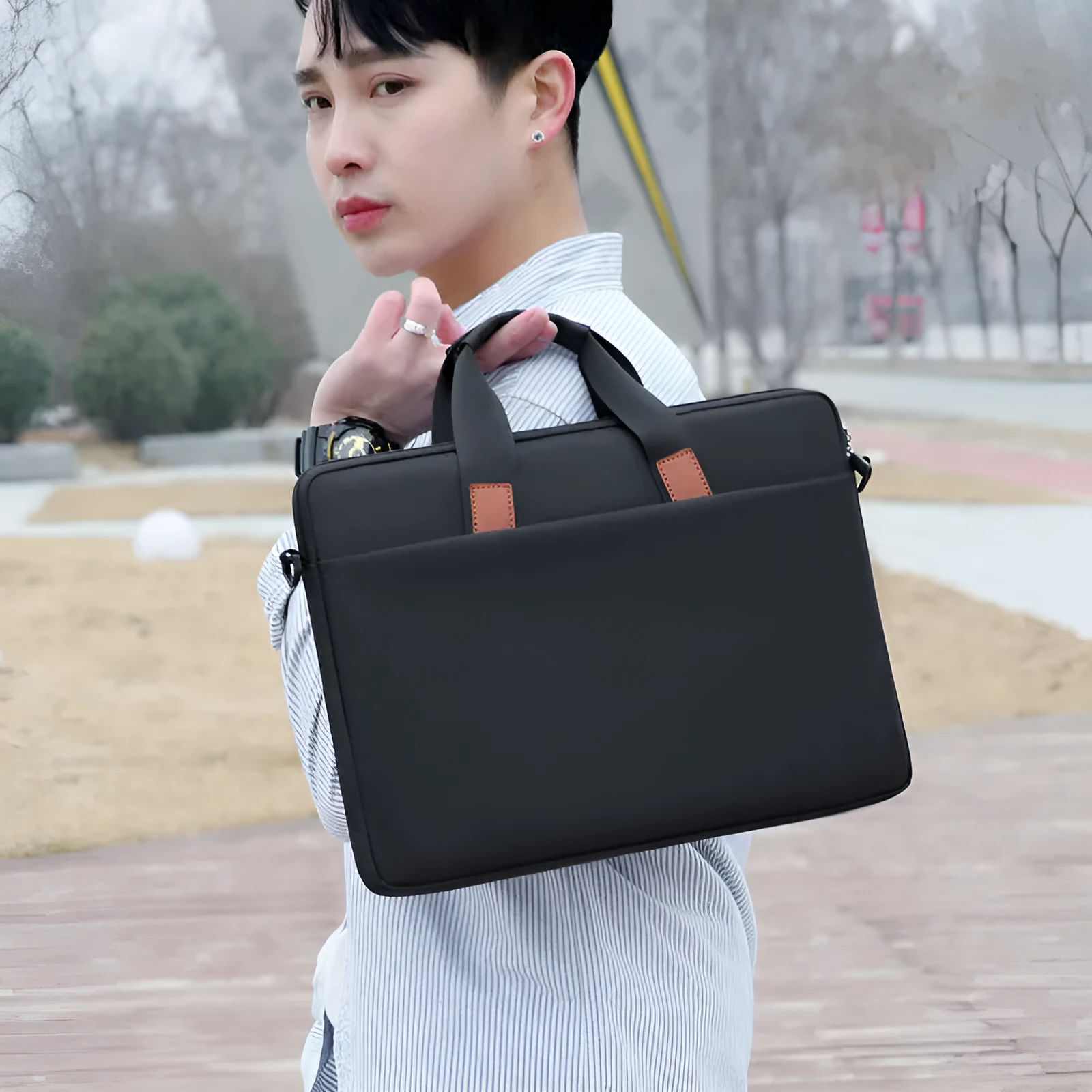 Oxford cloth one-shoulder laptop bag in black with shockproof large capacity design