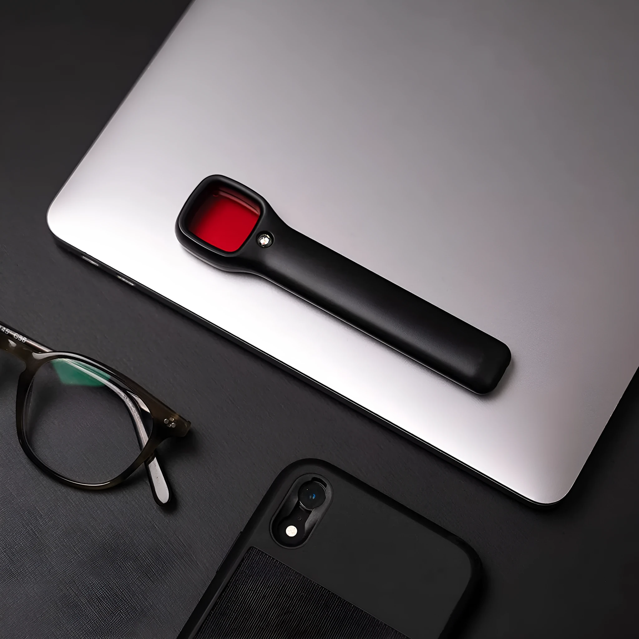 Anti-theft anti-surveillance detector in black, 130x31x13mm, with USB port for charging