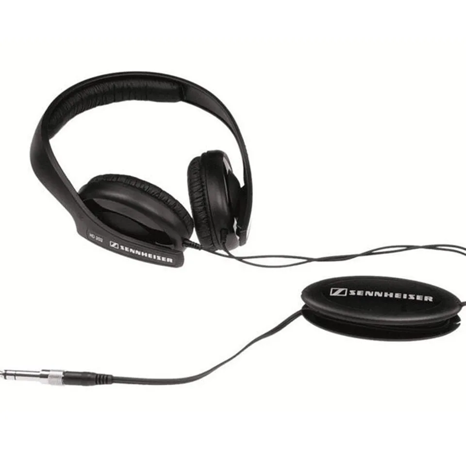 Black wired over-ear headphones with microphone and 3.5mm plug on a 2.5m cable.