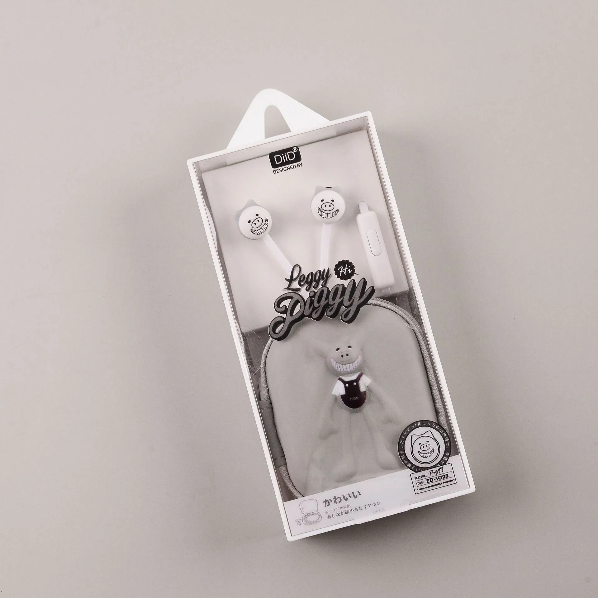 Wired in-ear headphones with 3.5mm round plug in white and black colour options