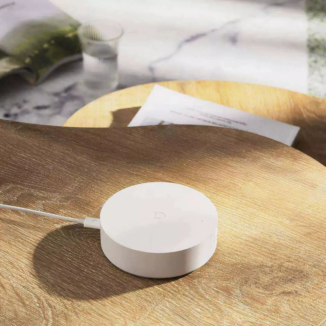 White circular smart home gateway wall switch with UK plug for remote device control
