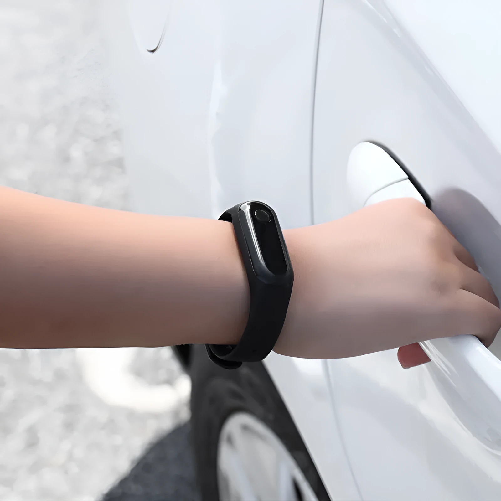 Wireless anti-static bracelet in black with TPU strap and battery compartment