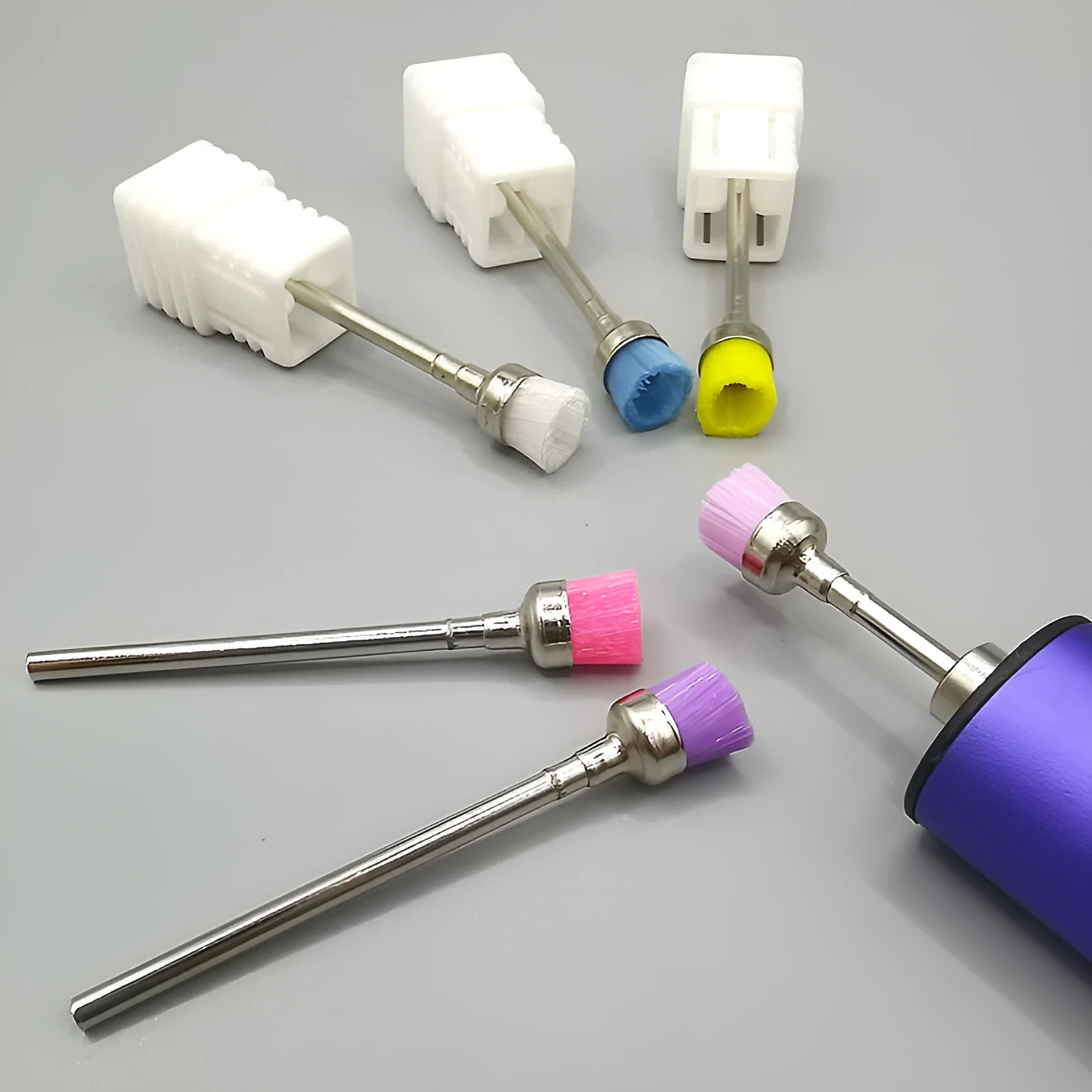 Polishing brush for cleaning nail grinding heads, available in multiple colours, with a simple handheld design.