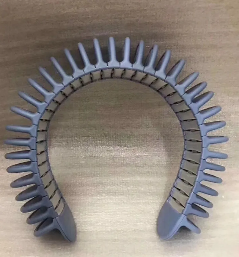 Neck cooling belt with natural refrigeration worn by a cyclist, made of ABS and iron