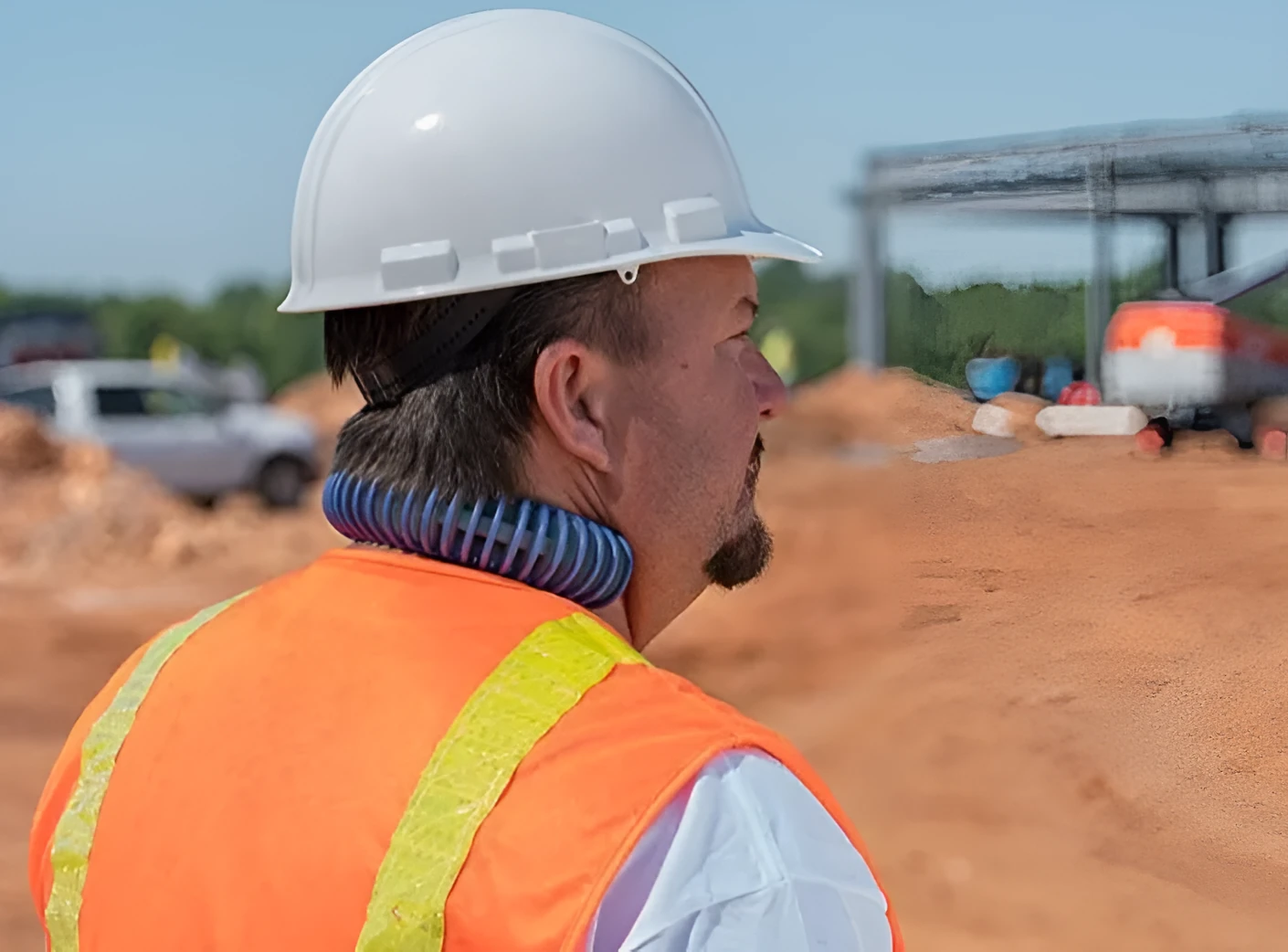 Neck cooling belt with natural refrigeration worn by a cyclist, made of ABS and iron