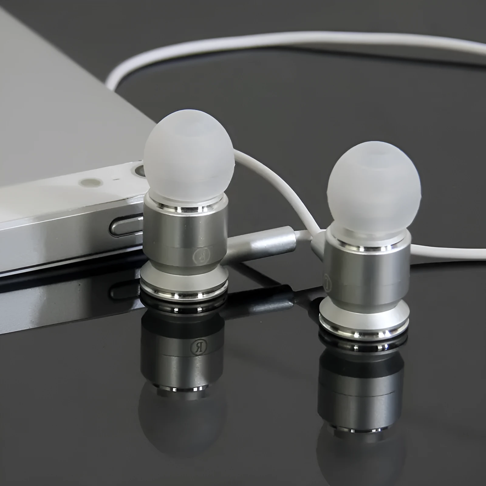 White universal wire-controlled in-ear earphones with 3.5mm plug and 1.2m cable