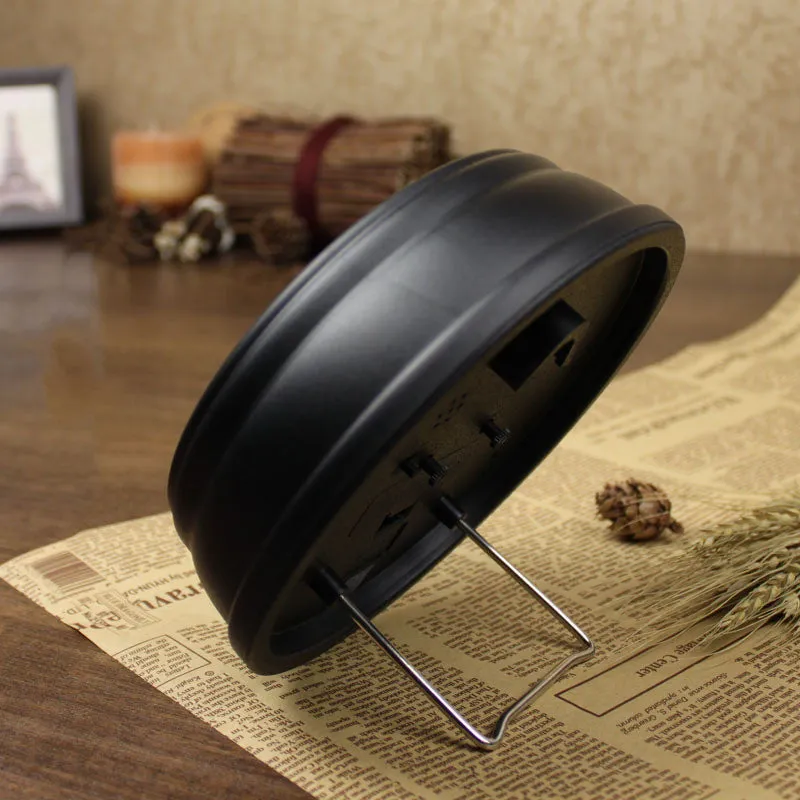 Round 6-inch retro-style desk alarm clock with silent sweep movement in a vintage colour on a wooden surface.