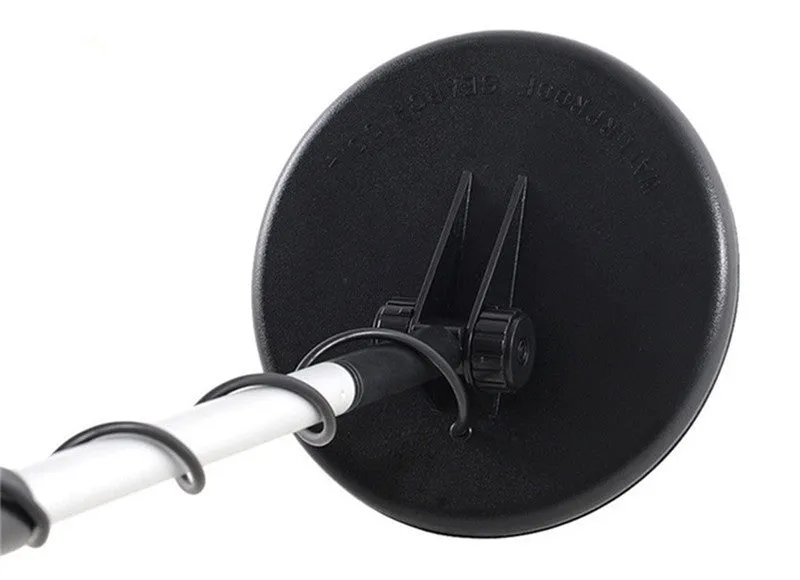 Underground metal detector for beginners with 1 metre range and audible alarm on grass