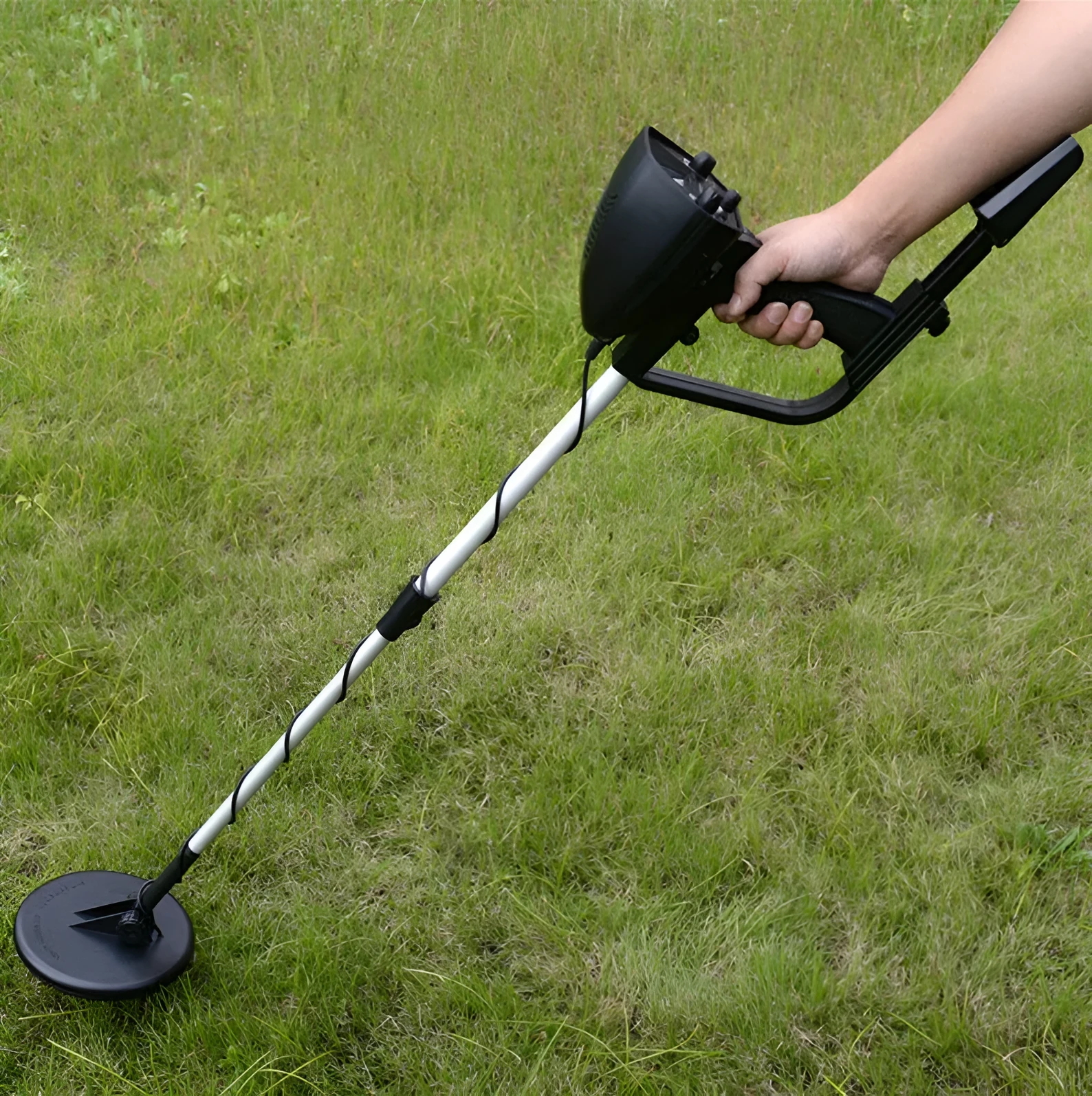 Underground metal detector for beginners with 1 metre range and audible alarm on grass