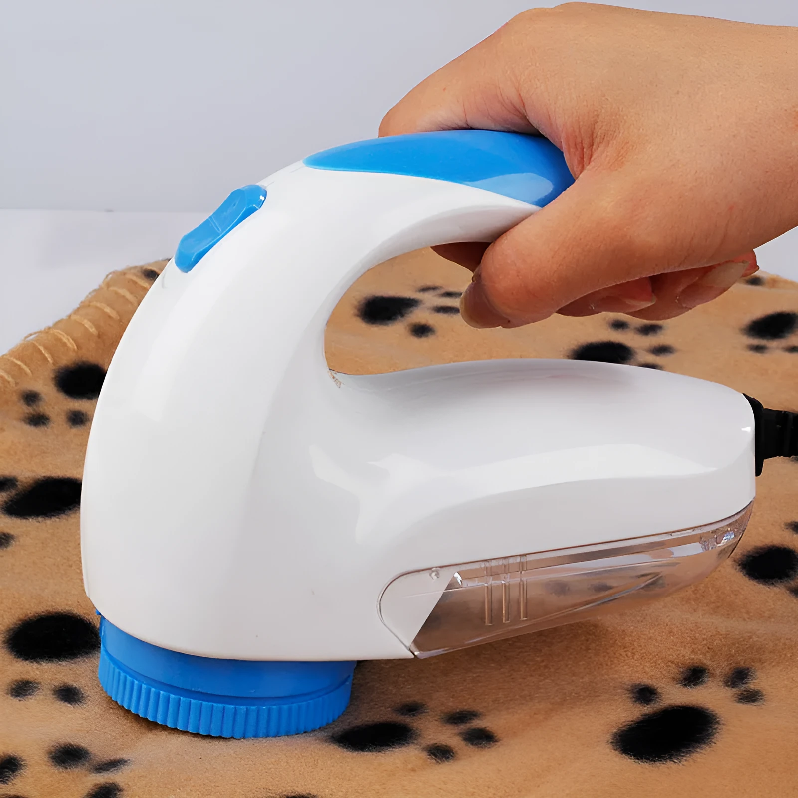 Blue electric fabric hair ball trimmer with straight-in clothes design for fleece and wool, compact size 100x70x70mm, Europe plug
