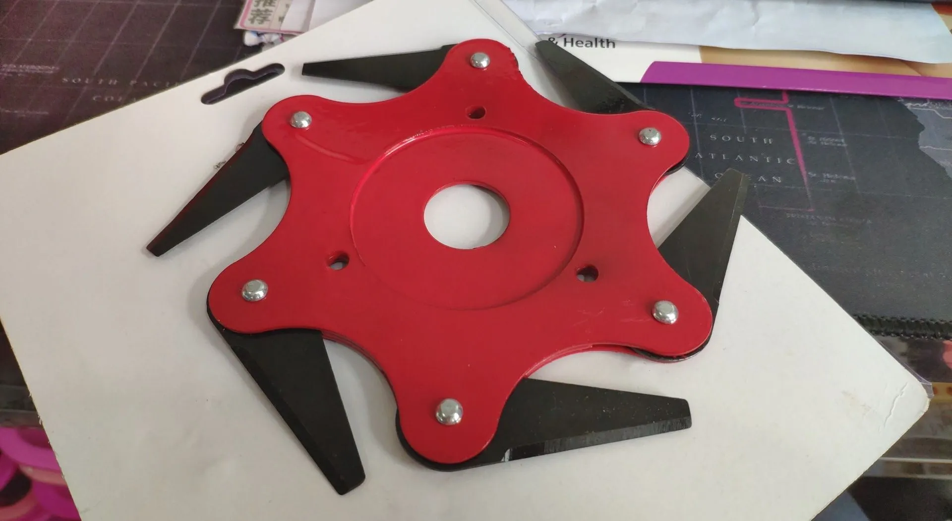 Multi-leaf cast steel mowing head blades with red six-leaf lightweight knife on grass trimmer