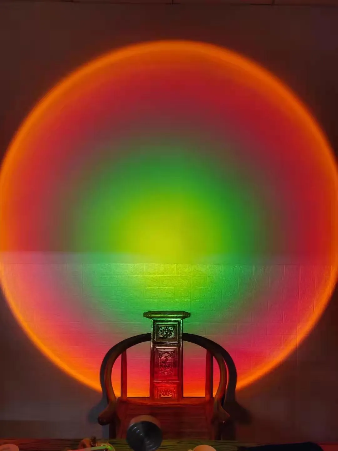 WiFi LED sunset projector light with 16 RGB colours, 360° rotation, glass lampshade, and touch switch