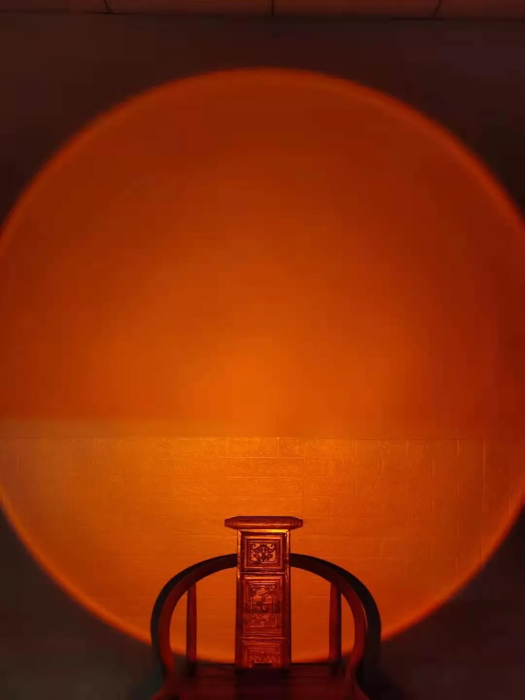 WiFi LED sunset projector light with 16 RGB colours, 360° rotation, glass lampshade, and touch switch