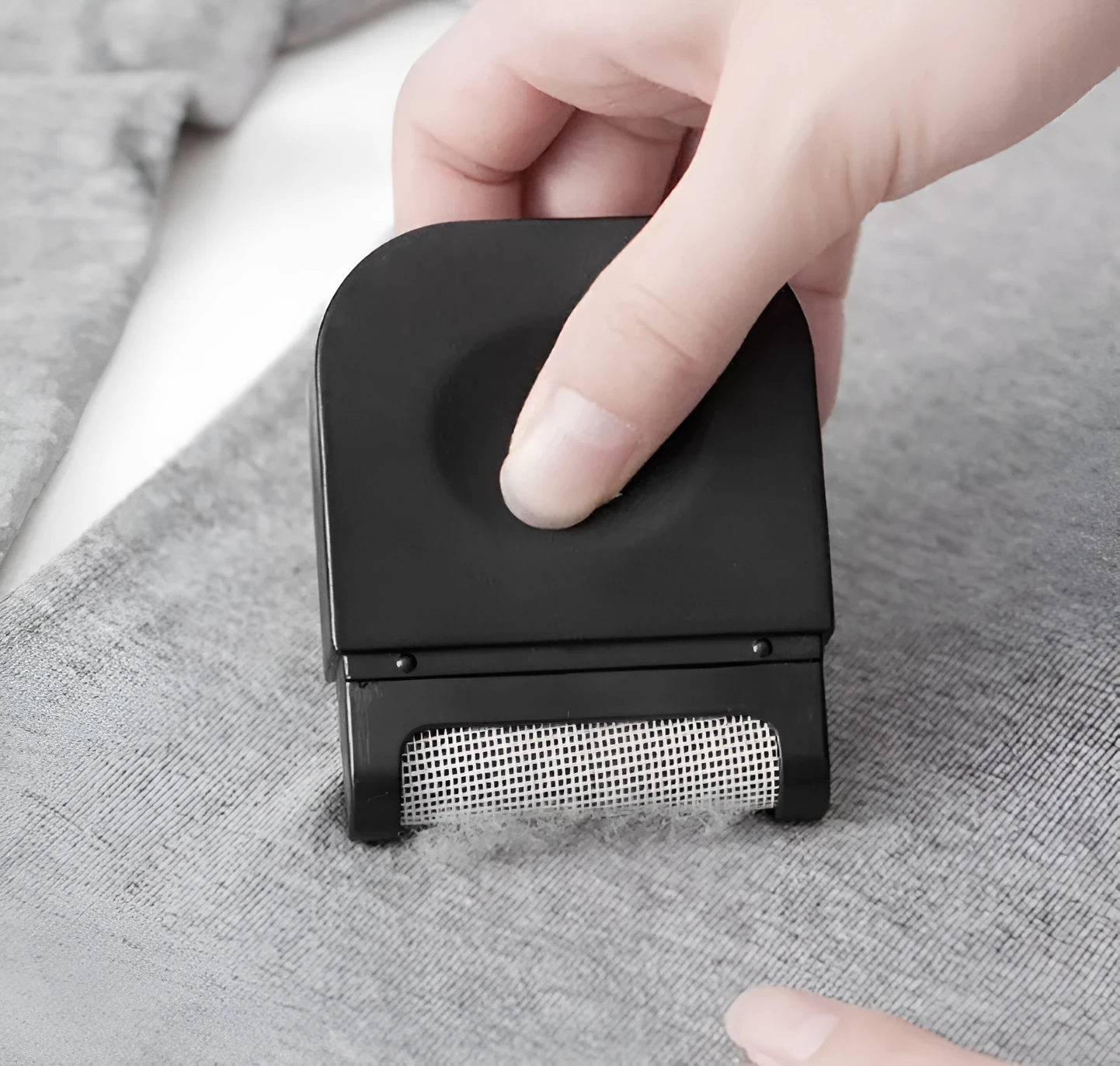 Manual fuzz remover brush with removable catching net for clothes and sofas, compact plastic design