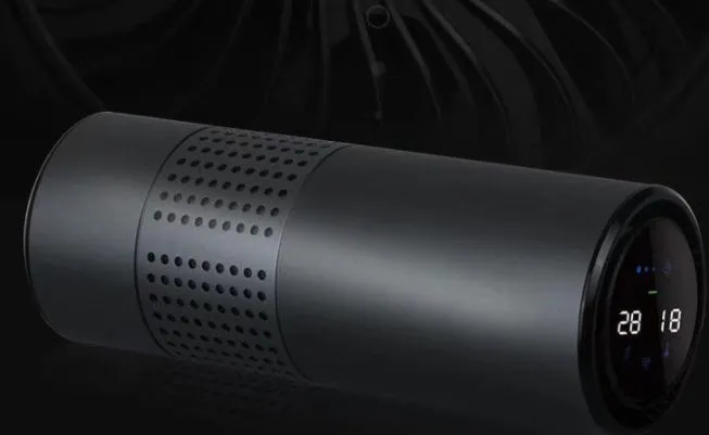 Aluminium alloy car air purifier with display screen and USB cable for 7-seat vehicles.