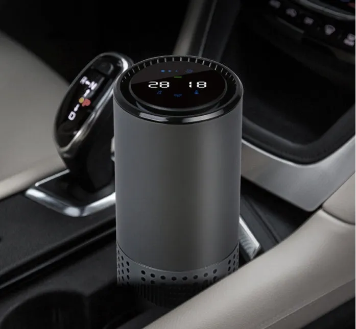 Aluminium alloy car air purifier with display screen and USB cable for 7-seat vehicles.