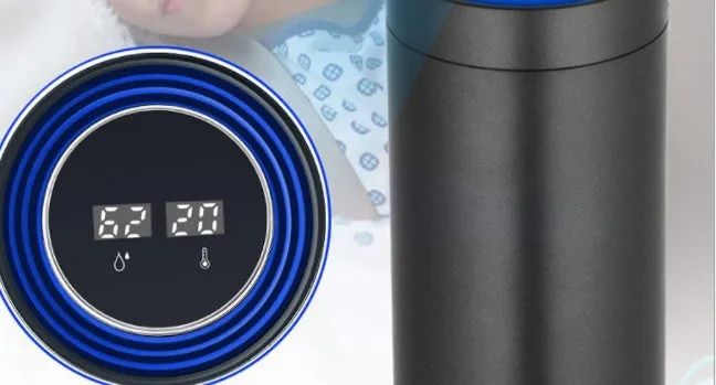 Aluminium alloy car air purifier with display screen and USB cable for 7-seat vehicles.