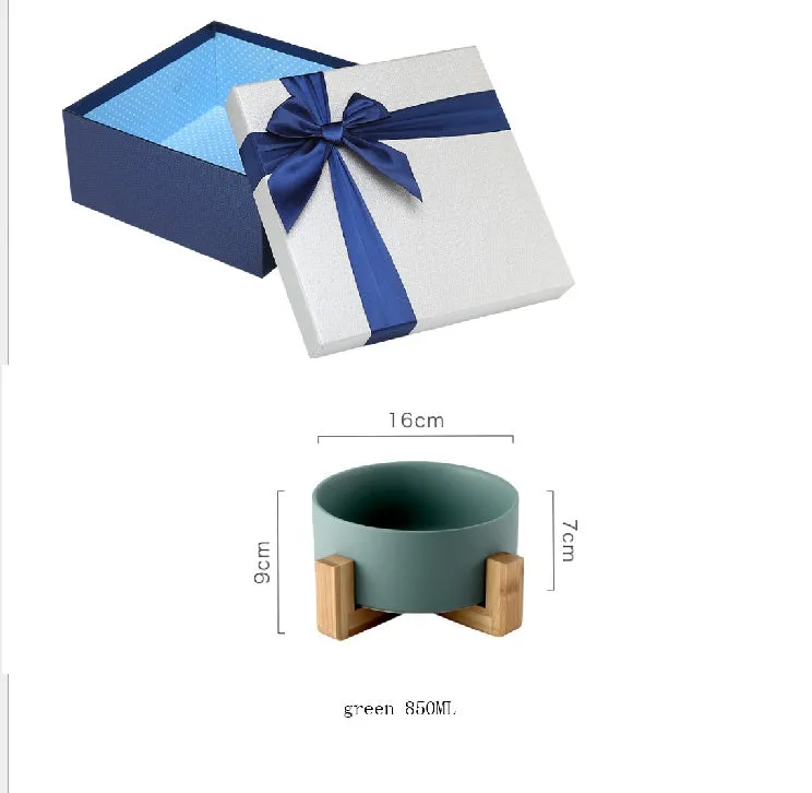 Square kraft paper box with lid in green, size 21.5cm, on a white background