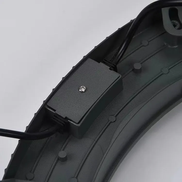 LED tree lamp with aluminium shell, five heads, IP65 rating, warm light, on a garden lawn