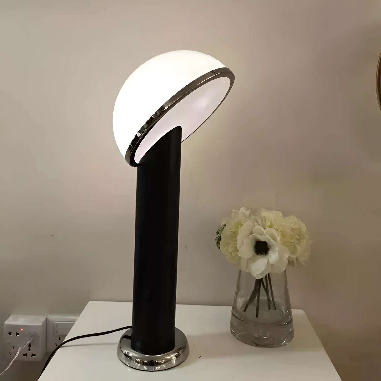 Modern minimalist metal desk lamp 220x600mm on a desk