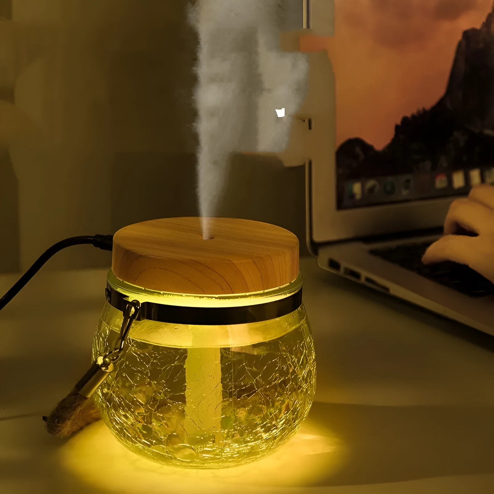 Round desktop USB humidifier in white plastic and glass with heavy fog output