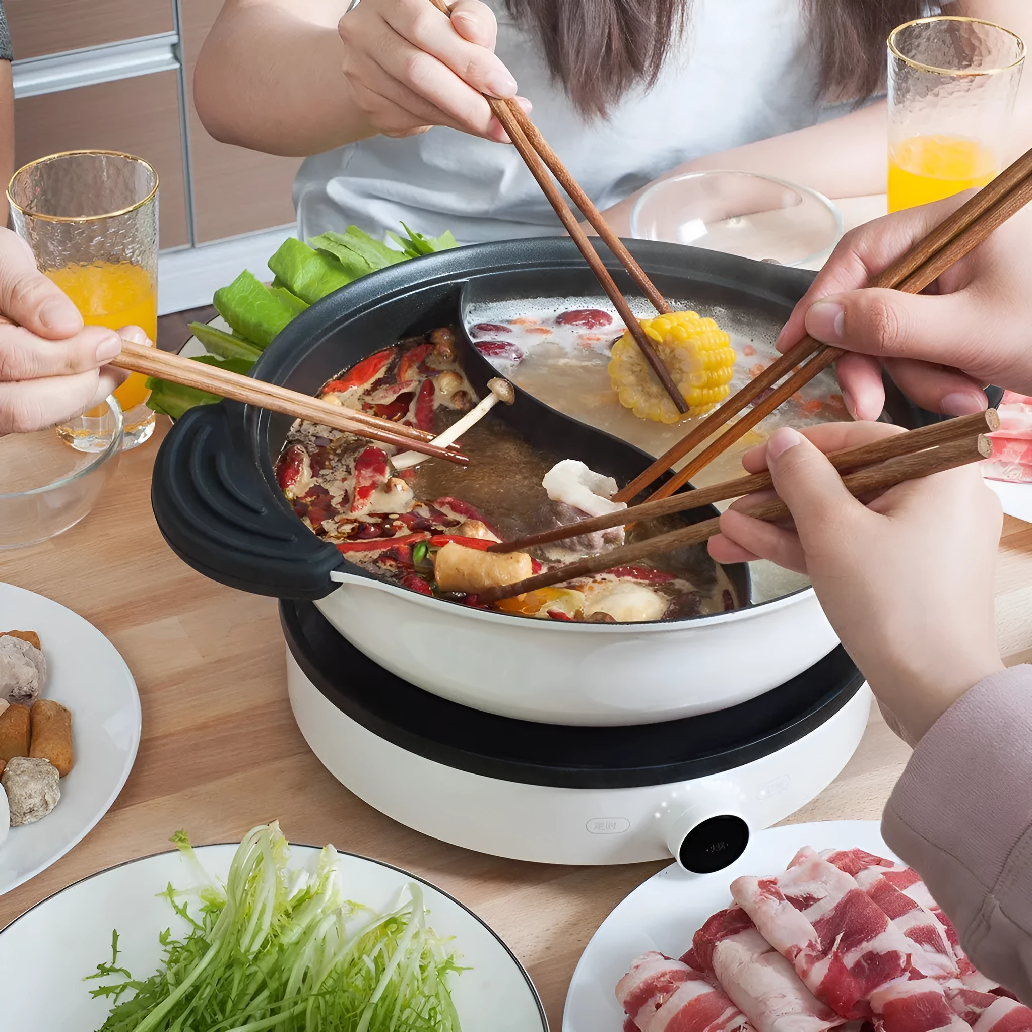 White aluminium alloy two-flavor hot pot with integrated casting and clear glass lid