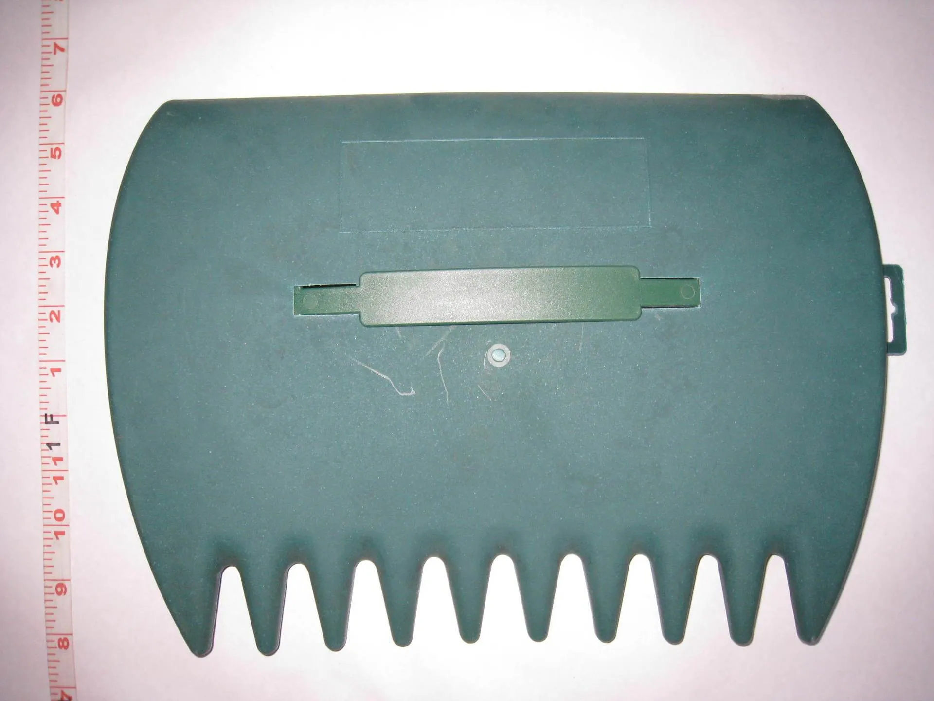 Green plastic garden leaf scoops with hand band, 34x26cm, for collecting leaves and debris