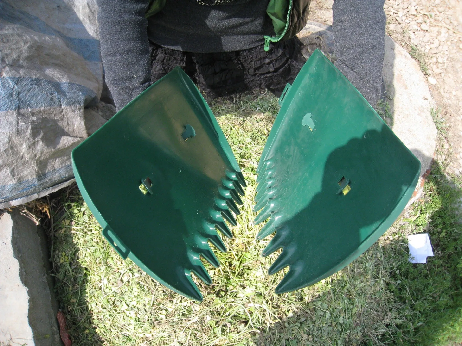 Green plastic garden leaf scoops with hand band, 34x26cm, for collecting leaves and debris